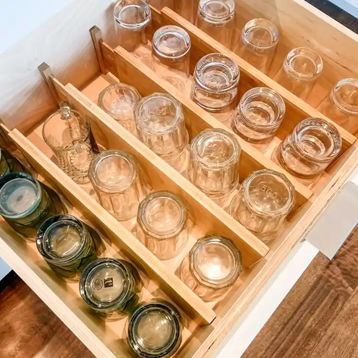چیدمان لیوان در کشو های عمیق